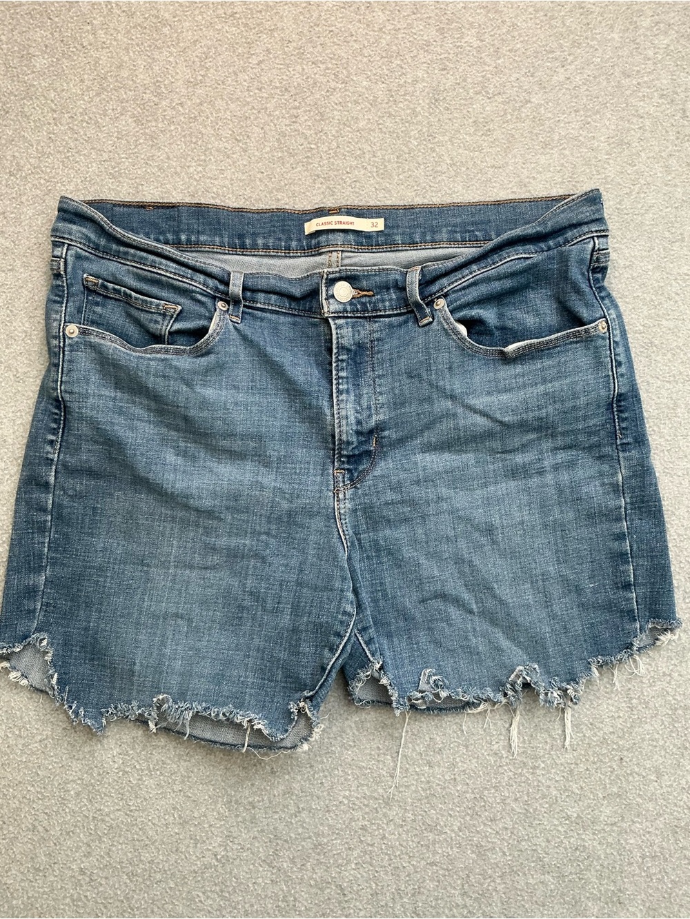 Levi’s Classic Straight Denim Cutoff Shorts MED Wash Frayed Hem Y2K Western 32